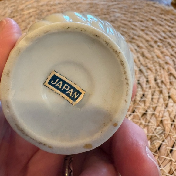 vintage porcelain "Moss Rose" bud vase made in Japan, Gold Trim (1950’s-1960’s) - Picture 7 of 11